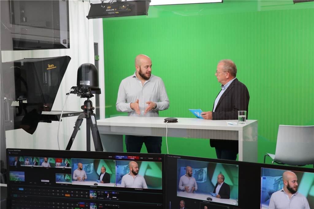 Jules El-Khatib (Linke): Gegen Schulnoten und für Energie-Importe aus Russland Jules El-Khatib (Die Linke) und Redakteur Ulrich Breulmann im Video-Studio von Lensing Media.