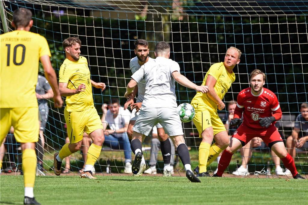 Viele Tore im Duell der Landesligisten: Am Ende muss sich der SV Dorsten-Hardt mit 4:6 geschlagen geben