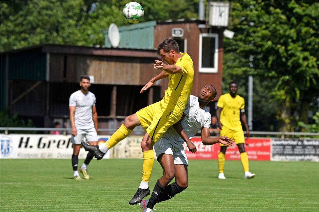 Viele Tore im Duell der Landesligisten: Am Ende muss sich der SV Dorsten-Hardt mit 4:6 geschlagen geben