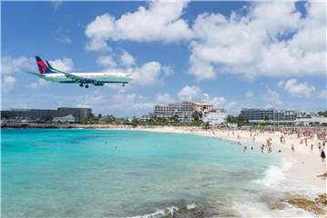 Viele traumhafte Urlaubsziele sind nur mit langen Flügen erreichbar - dabei werden hohe Mengen an Schadstoffen ausgestoßen, die die Umwelt belasten. Foto: Philipp Laage