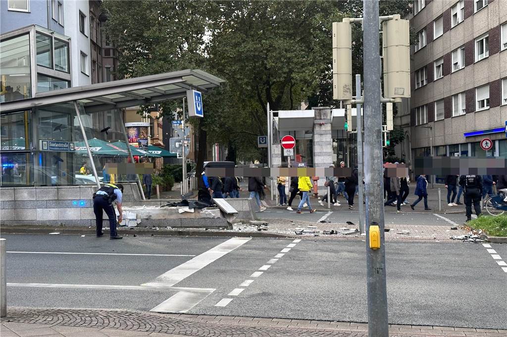 Viele Trümmerteile lagen an der Unfallstelle.