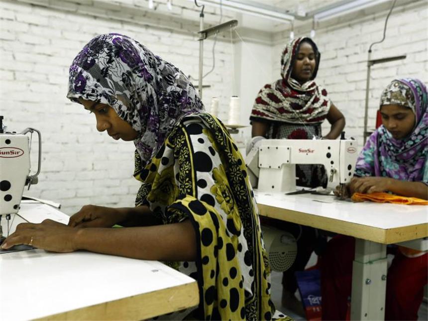 Nach Bangladesch-Katastrophe: Massive Kritik an Textilbranche Viele Überlebende der Katastrophe sind erneut in der Textilindustrie beschäftigt. Foto: Abir Abdullah