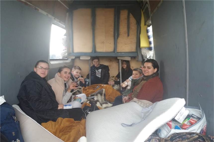 Ascheberger können online Wohnraum für Flüchtlinge aus der Ukraine anbieten Geflüchtete Ukrainer sitzen in einem Anhänger
