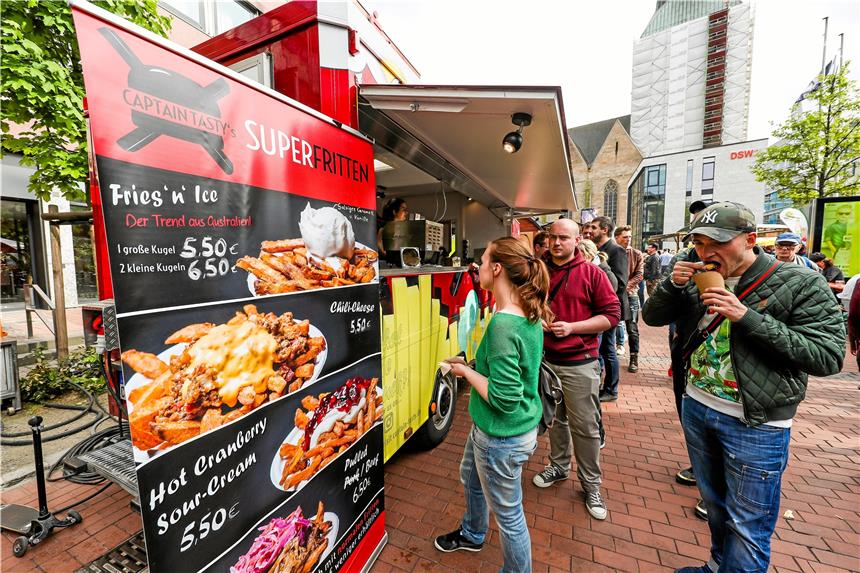 Traditionsgerichte treffen Live-Musik Viele unterschiedliche Gerichte gab es an den Foodtrucks an der Kampstraße.