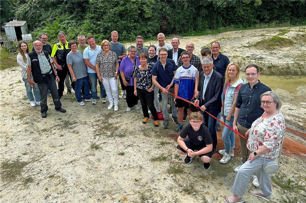 Jugendamt plant Neuerungen für Bikepark Viele Vertreter aus Verwaltung und Politik sowie Jugendliche bei der Eröffnung