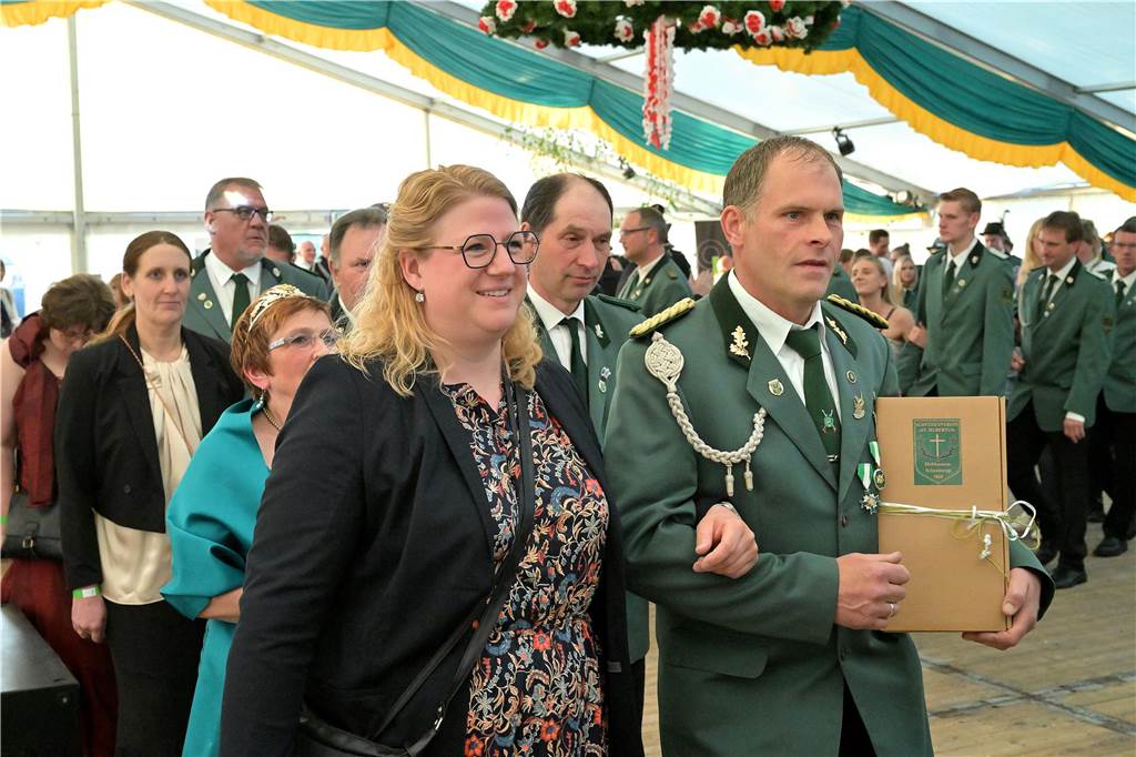 Ein Mann in Begleitung einer Frau. 