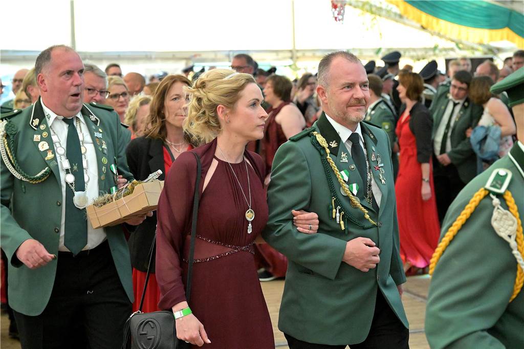 Ein Mann in Begleitung seiner Frau. 