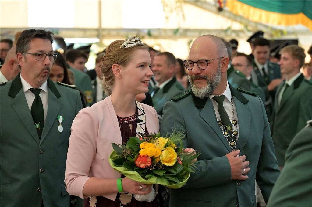 Ein Mann in Begleitung seiner Frau. 