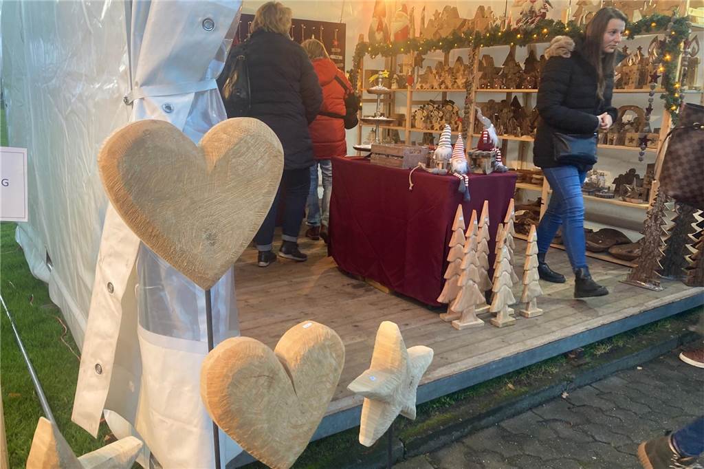 Markt und Knusperhäuschen locken zu „Weihnachtsflair“ in den Schlosspark Weihnachtsflair-Stand an Schloss Bodelschwingh