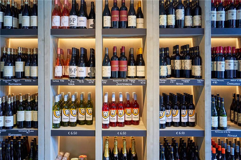Südafrika-Expertin macht den Test: Wie schmeckt‘s in der Weinbar „Iwayini“? Viele Weine gibt es für günstige Preise.