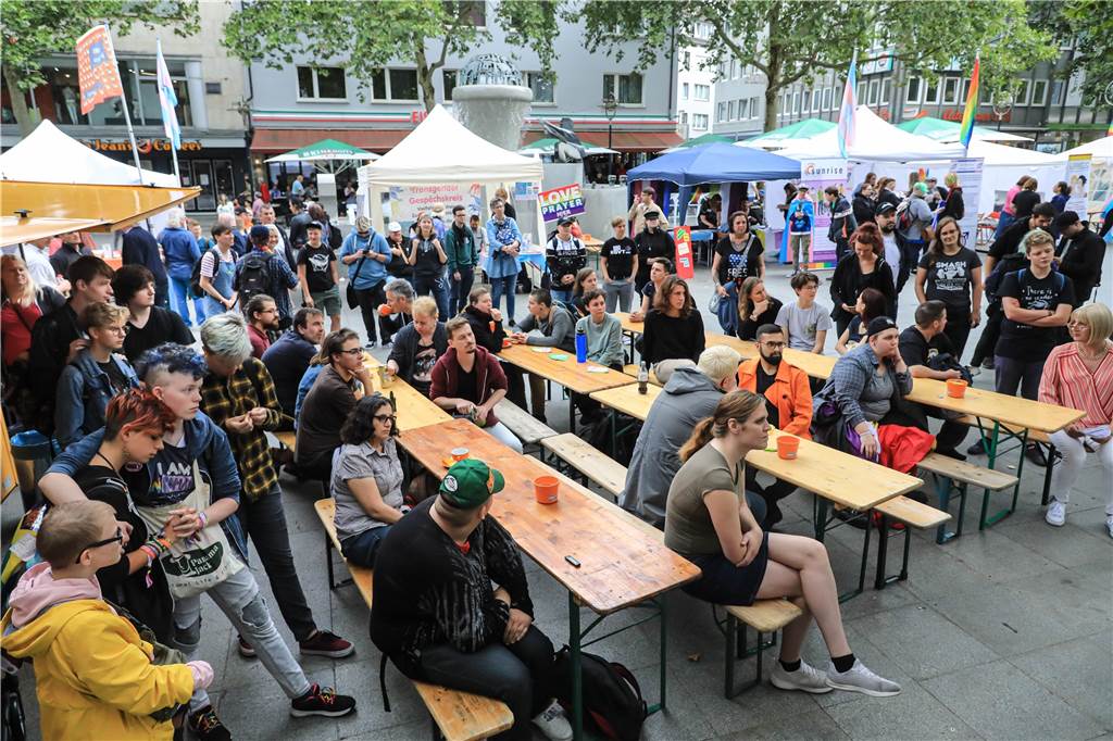 Gelebte Vielfalt: So war der zweite Trans*CSD in Dortmund Viele Zuhörer saßen beim abwechslungsreichen Musik- und Showprogramm (Poetry Slam) an Tischen und Bänken.