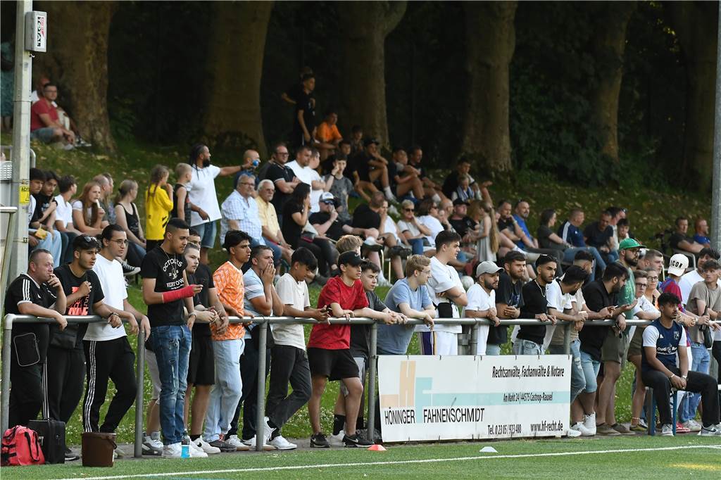 Zehn U19-Spieler und die Trainer verabschieden sich mit dem Bezirksliga-Aufstieg von Wacker Viele Zuschauer sahen das Relegationsspiel.