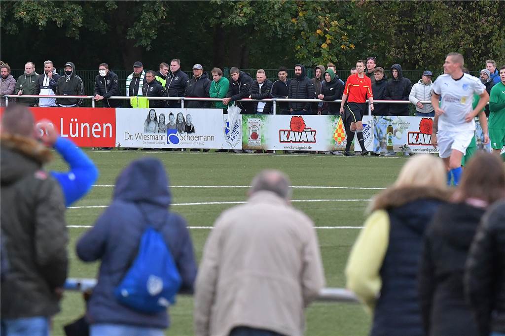 Unwirkliche Realität in Alstedde: Wie hat das Hygienekonzept funktioniert? Viele Zuschauer sahen sich das Derby zwischen Alstedde und Wethmar mah beieinander an.