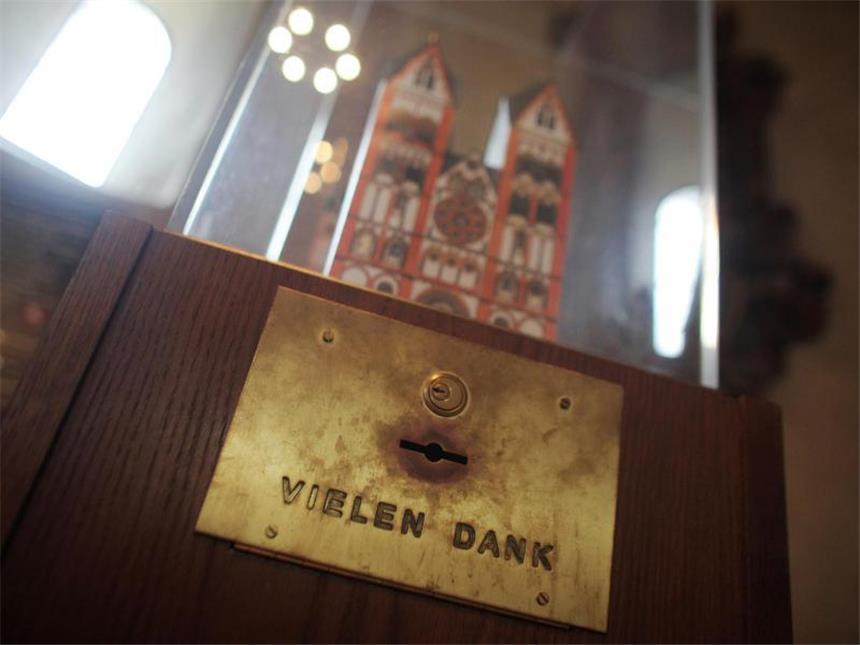 Tebartz-van Elst räumt Fehler ein "Vielen Dank": Schild an einer Sammelbüchse unter einem Miniatur-Modell des Limburger Doms. Foto: Fredrik von Erichsen/Archiv