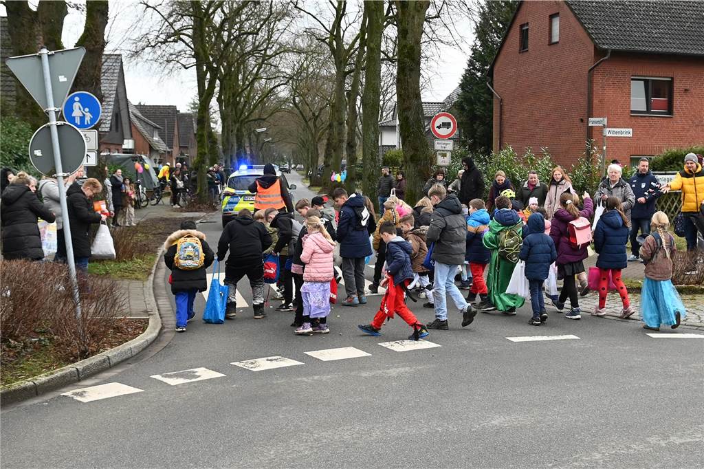Vielen Eltern, Nachbarn und Verwandte hatten sich extra Zeit genommen f+r den Krachmacherumzug der Wittenbrinkschule, auch viele Passanten und Anwohner feuerten die jungen Narren kräftig an. Die Nachwuchs-Jecken freuten sich und hatten ihren Spaß. Die Erwachsenen ließen reichlich Bonbons, Popcorn und Süßigkeiten auf die Kids niederregnen.