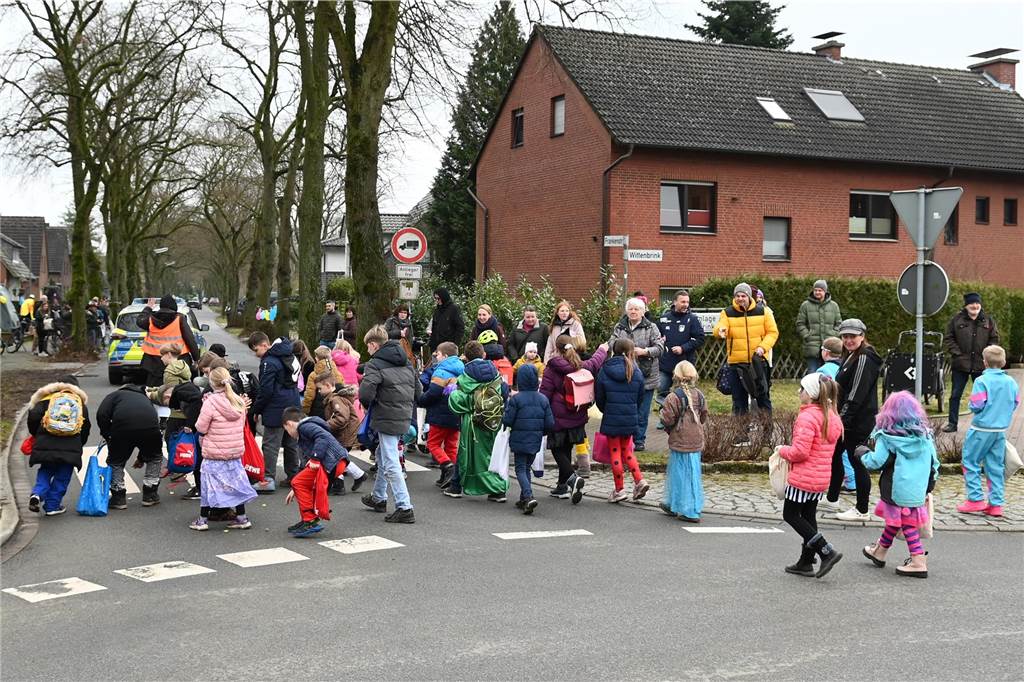 Vielen Eltern, Nachbarn und Verwandte hatten sich extra Zeit genommen f+r den Krachmacherumzug der Wittenbrinkschule, auch viele Passanten und Anwohner feuerten die jungen Narren kräftig an. Die Nachwuchs-Jecken freuten sich und hatten ihren Spaß. Die Erwachsenen ließen reichlich Bonbons, Popcorn und Süßigkeiten auf die Kids niederregnen.