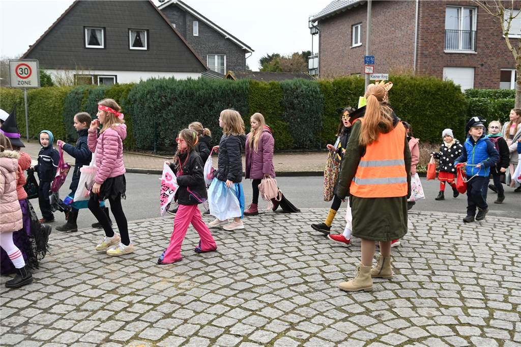 Vielen Eltern, Nachbarn und Verwandte hatten sich extra Zeit genommen f+r den Krachmacherumzug der Wittenbrinkschule, auch viele Passanten und Anwohner feuerten die jungen Narren kräftig an. Die Nachwuchs-Jecken freuten sich und hatten ihren Spaß. Die Erwachsenen ließen reichlich Bonbons, Popcorn und Süßigkeiten auf die Kids niederregnen.