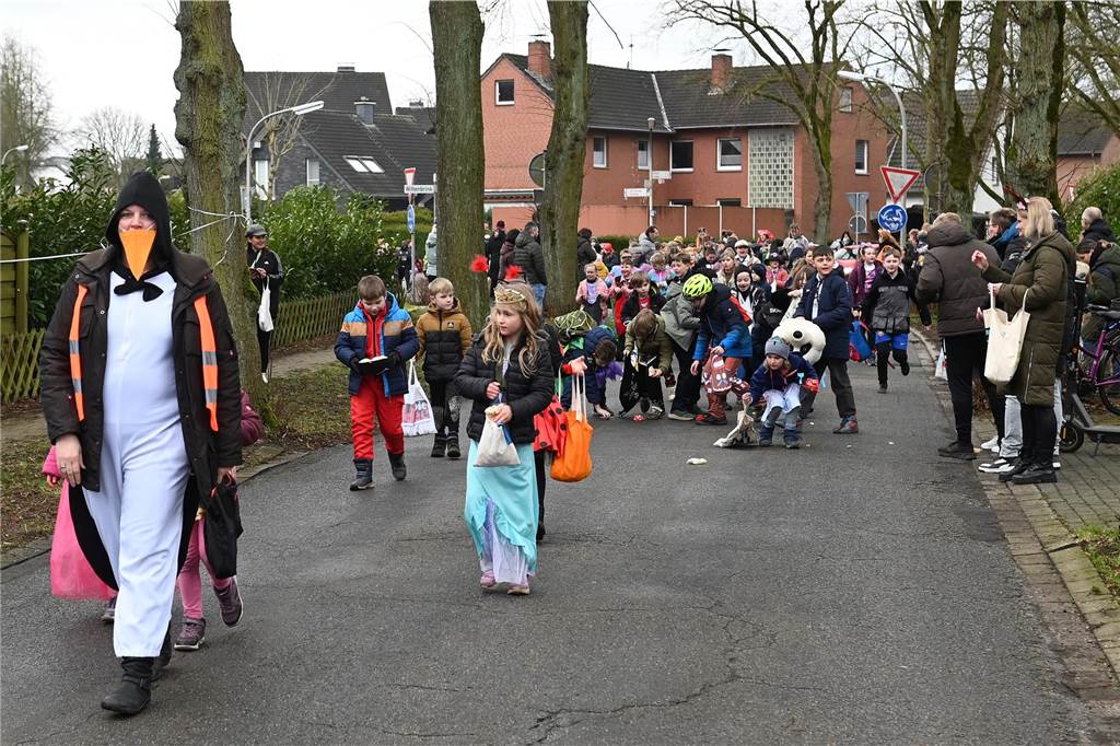 Vielen Eltern, Nachbarn und Verwandte hatten sich extra Zeit genommen f+r den Krachmacherumzug der Wittenbrinkschule, auch viele Passanten und Anwohner feuerten die jungen Narren kräftig an. Die Nachwuchs-Jecken freuten sich und hatten ihren Spaß. Die Erwachsenen ließen reichlich Bonbons, Popcorn und Süßigkeiten auf die Kids niederregnen.