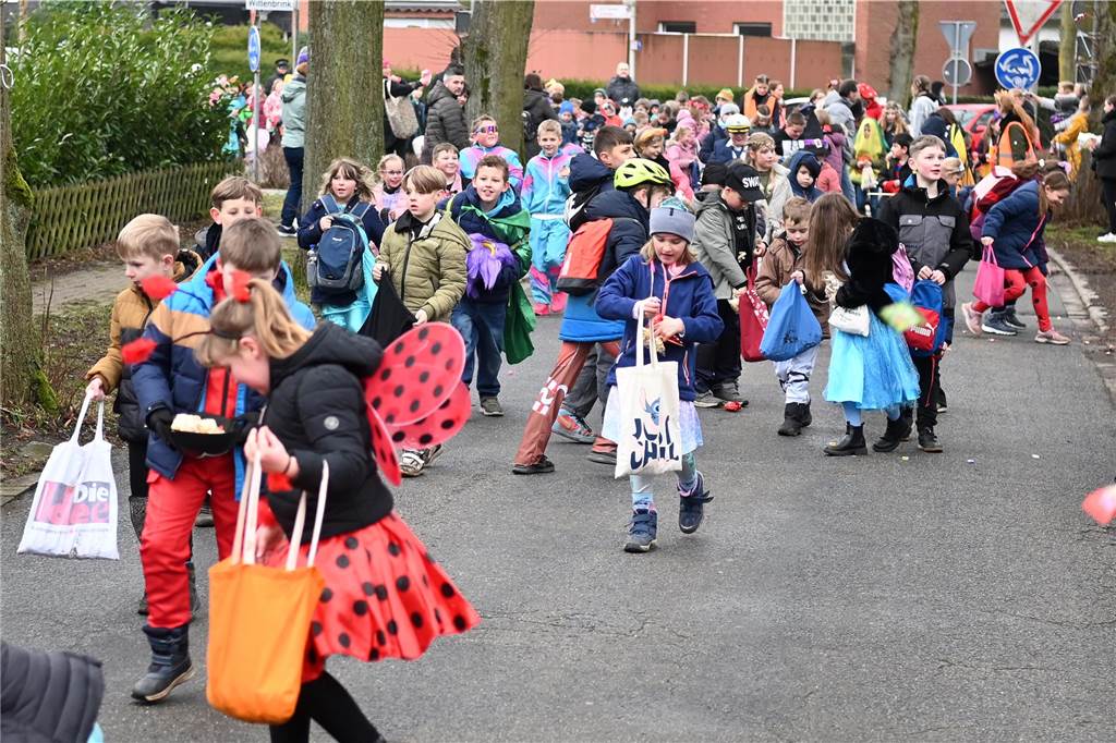 Vielen Eltern, Nachbarn und Verwandte hatten sich extra Zeit genommen f+r den Krachmacherumzug der Wittenbrinkschule, auch viele Passanten und Anwohner feuerten die jungen Narren kräftig an. Die Nachwuchs-Jecken freuten sich und hatten ihren Spaß. Die Erwachsenen ließen reichlich Bonbons, Popcorn und Süßigkeiten auf die Kids niederregnen.