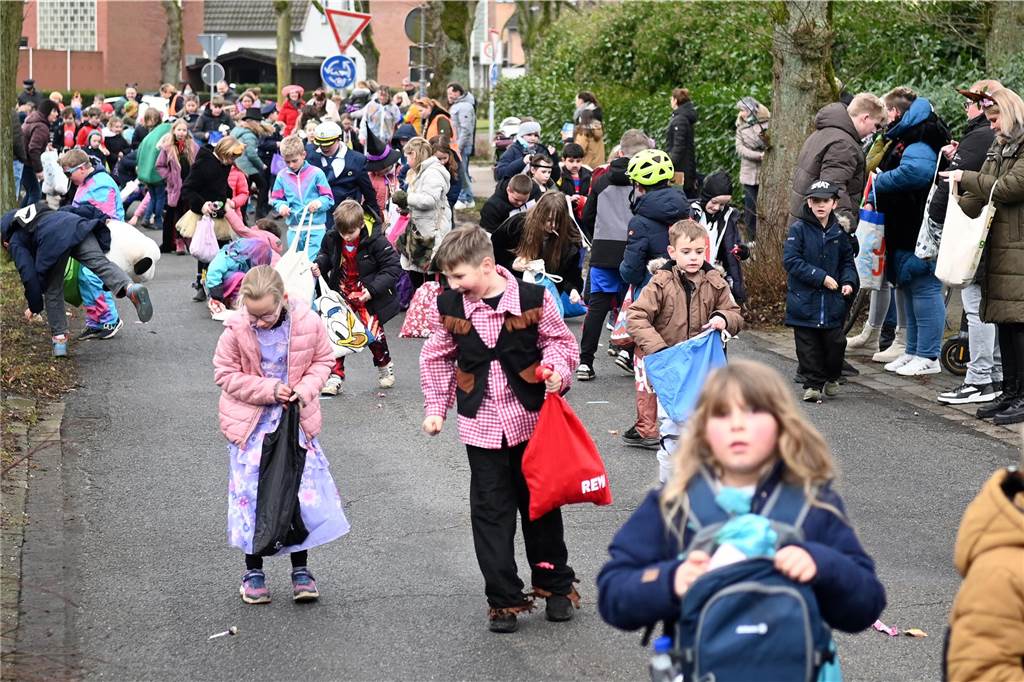 Vielen Eltern, Nachbarn und Verwandte hatten sich extra Zeit genommen f+r den Krachmacherumzug der Wittenbrinkschule, auch viele Passanten und Anwohner feuerten die jungen Narren kräftig an. Die Nachwuchs-Jecken freuten sich und hatten ihren Spaß. Die Erwachsenen ließen reichlich Bonbons, Popcorn und Süßigkeiten auf die Kids niederregnen.