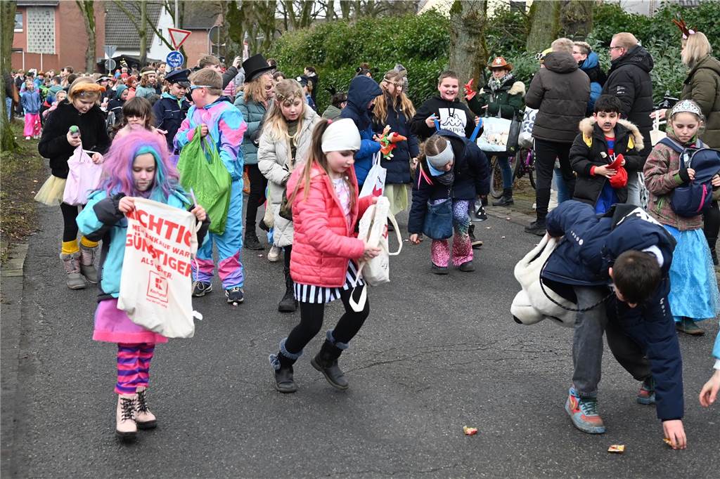 Vielen Eltern, Nachbarn und Verwandte hatten sich extra Zeit genommen f+r den Krachmacherumzug der Wittenbrinkschule, auch viele Passanten und Anwohner feuerten die jungen Narren kräftig an. Die Nachwuchs-Jecken freuten sich und hatten ihren Spaß. Die Erwachsenen ließen reichlich Bonbons, Popcorn und Süßigkeiten auf die Kids niederregnen.