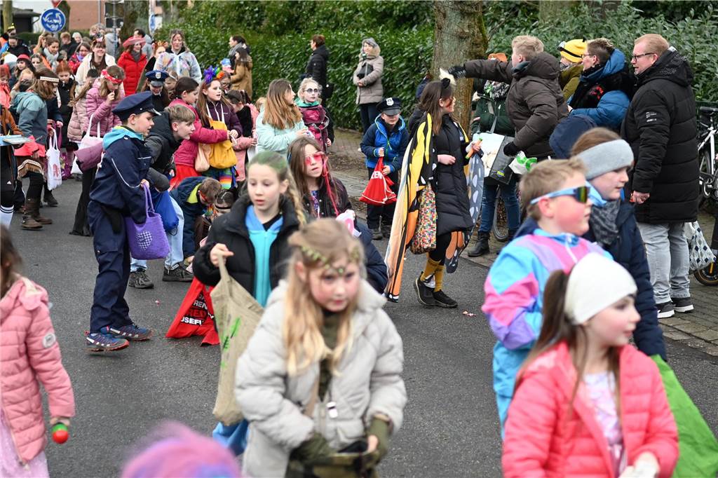 Vielen Eltern, Nachbarn und Verwandte hatten sich extra Zeit genommen f+r den Krachmacherumzug der Wittenbrinkschule, auch viele Passanten und Anwohner feuerten die jungen Narren kräftig an. Die Nachwuchs-Jecken freuten sich und hatten ihren Spaß. Die Erwachsenen ließen reichlich Bonbons, Popcorn und Süßigkeiten auf die Kids niederregnen.