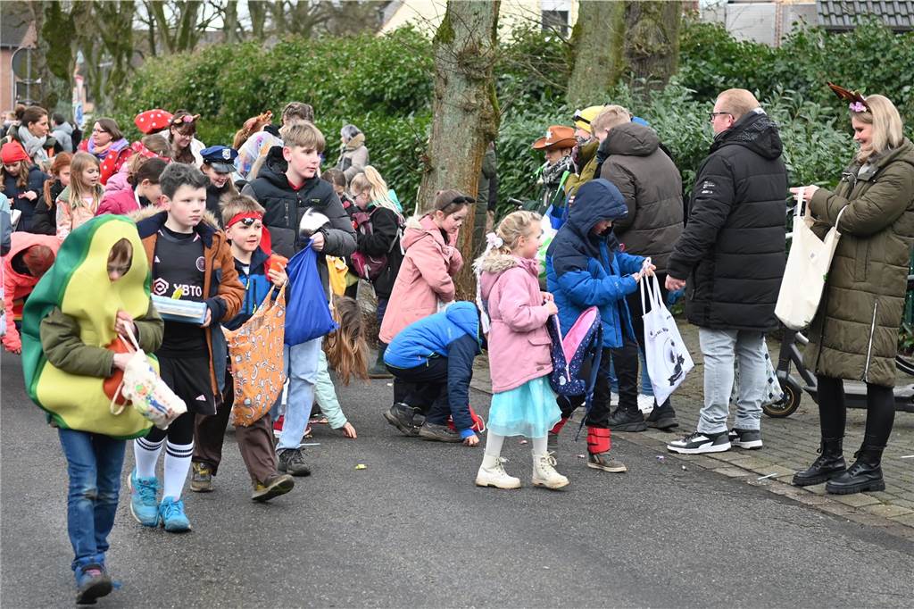 Vielen Eltern, Nachbarn und Verwandte hatten sich extra Zeit genommen f+r den Krachmacherumzug der Wittenbrinkschule, auch viele Passanten und Anwohner feuerten die jungen Narren kräftig an. Die Nachwuchs-Jecken freuten sich und hatten ihren Spaß. Die Erwachsenen ließen reichlich Bonbons, Popcorn und Süßigkeiten auf die Kids niederregnen.