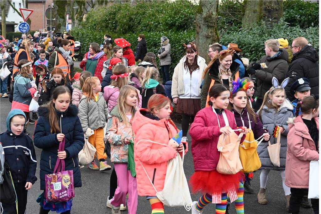 Vielen Eltern, Nachbarn und Verwandte hatten sich extra Zeit genommen f+r den Krachmacherumzug der Wittenbrinkschule, auch viele Passanten und Anwohner feuerten die jungen Narren kräftig an. Die Nachwuchs-Jecken freuten sich und hatten ihren Spaß. Die Erwachsenen ließen reichlich Bonbons, Popcorn und Süßigkeiten auf die Kids niederregnen.