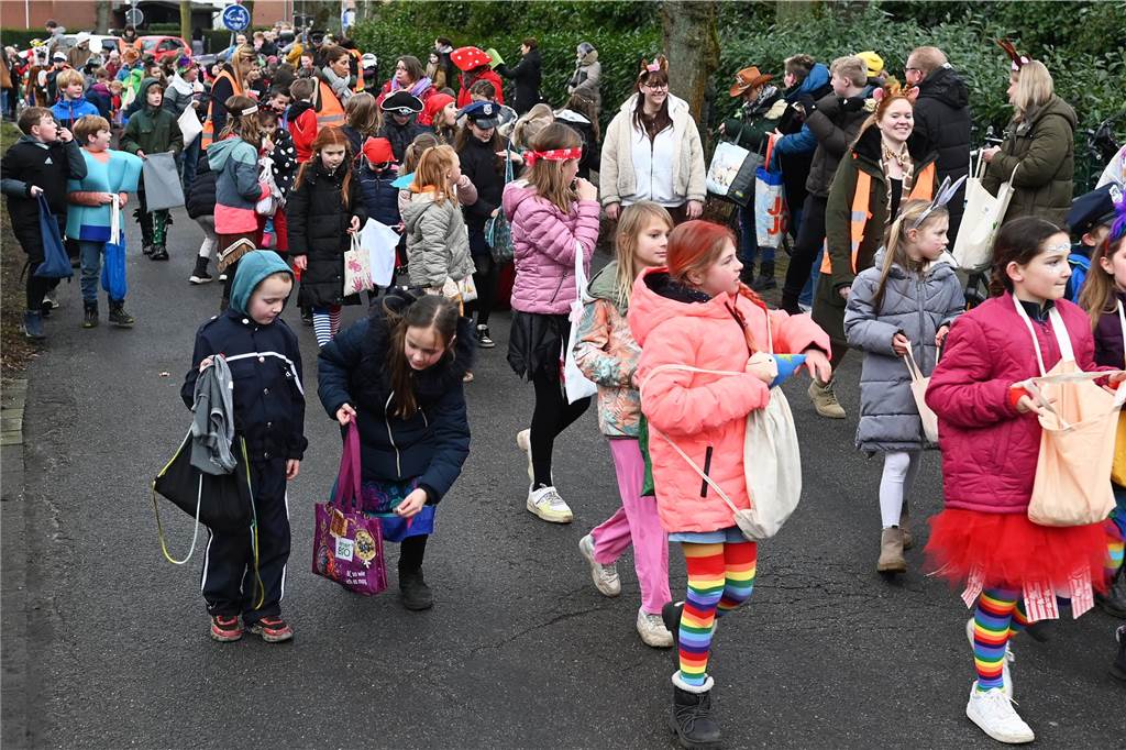 Vielen Eltern, Nachbarn und Verwandte hatten sich extra Zeit genommen f+r den Krachmacherumzug der Wittenbrinkschule, auch viele Passanten und Anwohner feuerten die jungen Narren kräftig an. Die Nachwuchs-Jecken freuten sich und hatten ihren Spaß. Die Erwachsenen ließen reichlich Bonbons, Popcorn und Süßigkeiten auf die Kids niederregnen.