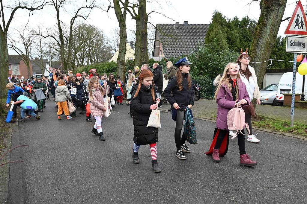 Vielen Eltern, Nachbarn und Verwandte hatten sich extra Zeit genommen f+r den Krachmacherumzug der Wittenbrinkschule, auch viele Passanten und Anwohner feuerten die jungen Narren kräftig an. Die Nachwuchs-Jecken freuten sich und hatten ihren Spaß. Die Erwachsenen ließen reichlich Bonbons, Popcorn und Süßigkeiten auf die Kids niederregnen.