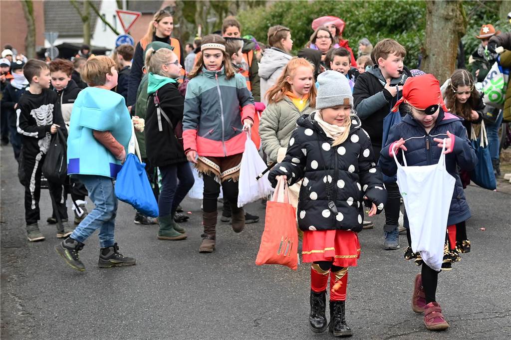 Vielen Eltern, Nachbarn und Verwandte hatten sich extra Zeit genommen f+r den Krachmacherumzug der Wittenbrinkschule, auch viele Passanten und Anwohner feuerten die jungen Narren kräftig an. Die Nachwuchs-Jecken freuten sich und hatten ihren Spaß. Die Erwachsenen ließen reichlich Bonbons, Popcorn und Süßigkeiten auf die Kids niederregnen.