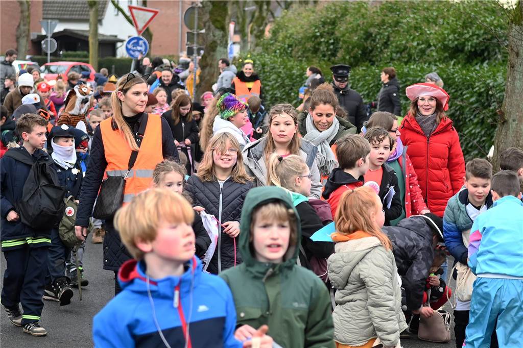 Vielen Eltern, Nachbarn und Verwandte hatten sich extra Zeit genommen f+r den Krachmacherumzug der Wittenbrinkschule, auch viele Passanten und Anwohner feuerten die jungen Narren kräftig an. Die Nachwuchs-Jecken freuten sich und hatten ihren Spaß. Die Erwachsenen ließen reichlich Bonbons, Popcorn und Süßigkeiten auf die Kids niederregnen.