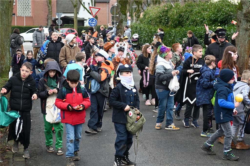 Vielen Eltern, Nachbarn und Verwandte hatten sich extra Zeit genommen f+r den Krachmacherumzug der Wittenbrinkschule, auch viele Passanten und Anwohner feuerten die jungen Narren kräftig an. Die Nachwuchs-Jecken freuten sich und hatten ihren Spaß. Die Erwachsenen ließen reichlich Bonbons, Popcorn und Süßigkeiten auf die Kids niederregnen.