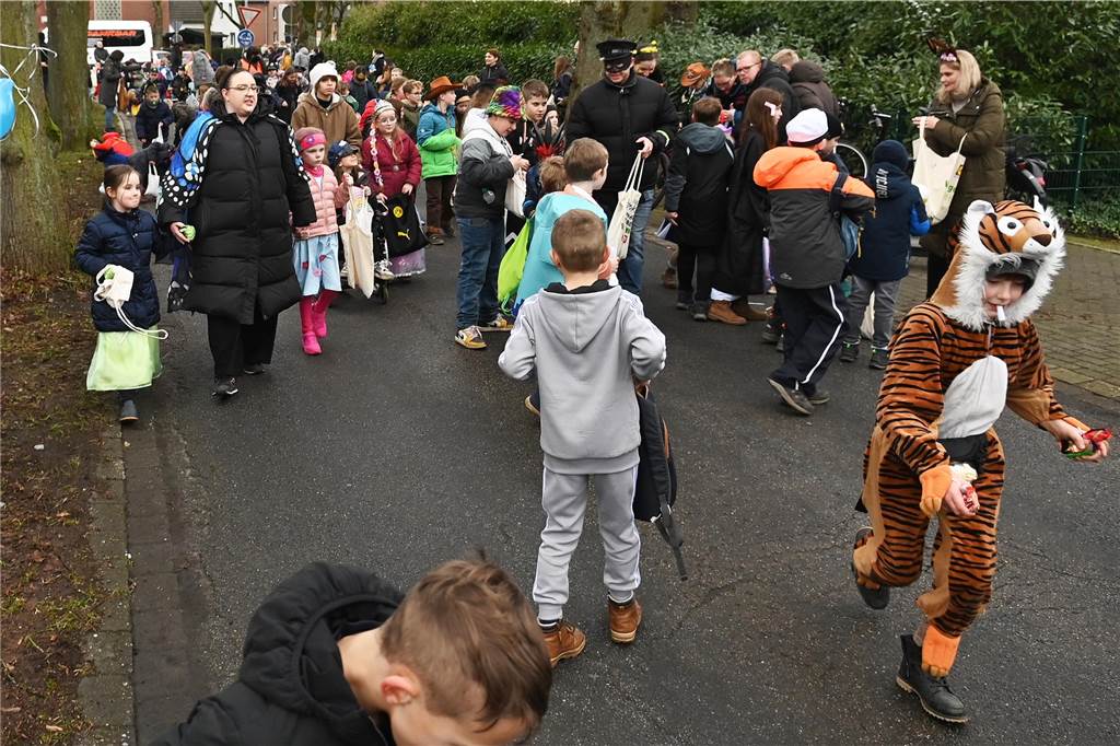 Vielen Eltern, Nachbarn und Verwandte hatten sich extra Zeit genommen f+r den Krachmacherumzug der Wittenbrinkschule, auch viele Passanten und Anwohner feuerten die jungen Narren kräftig an. Die Nachwuchs-Jecken freuten sich und hatten ihren Spaß. Die Erwachsenen ließen reichlich Bonbons, Popcorn und Süßigkeiten auf die Kids niederregnen.