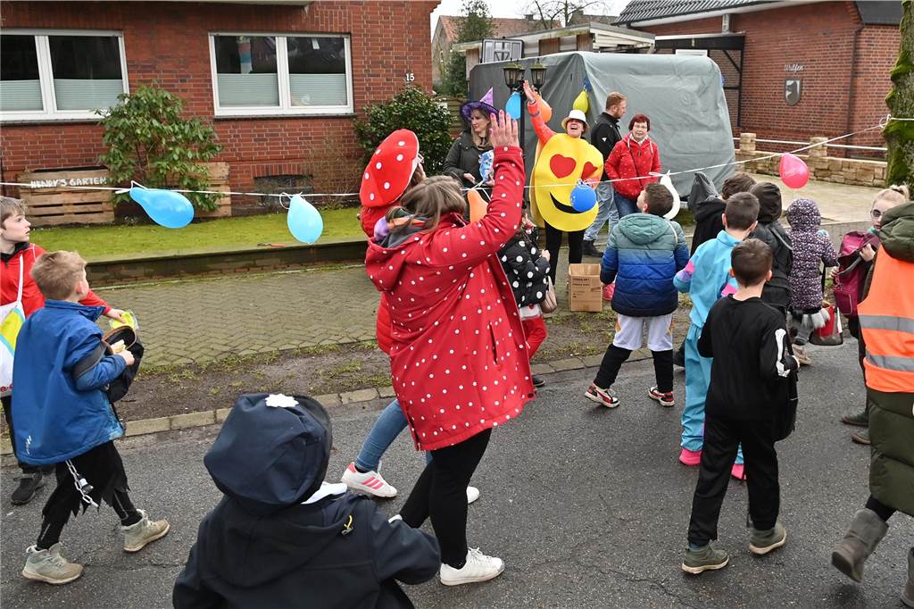 Vielen Eltern, Nachbarn und Verwandte hatten sich extra Zeit genommen f+r den Krachmacherumzug der Wittenbrinkschule, auch viele Passanten und Anwohner feuerten die jungen Narren kräftig an. Die Nachwuchs-Jecken freuten sich und hatten ihren Spaß. Die Erwachsenen ließen reichlich Bonbons, Popcorn und Süßigkeiten auf die Kids niederregnen.