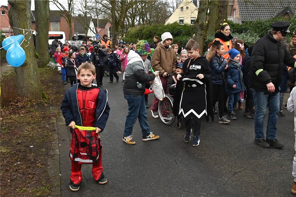 Vielen Eltern, Nachbarn und Verwandte hatten sich extra Zeit genommen f+r den Krachmacherumzug der Wittenbrinkschule, auch viele Passanten und Anwohner feuerten die jungen Narren kräftig an. Die Nachwuchs-Jecken freuten sich und hatten ihren Spaß. Die Erwachsenen ließen reichlich Bonbons, Popcorn und Süßigkeiten auf die Kids niederregnen.