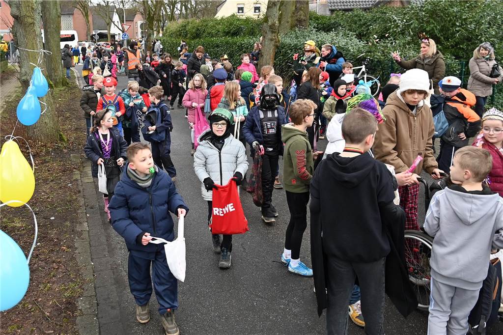 Vielen Eltern, Nachbarn und Verwandte hatten sich extra Zeit genommen f+r den Krachmacherumzug der Wittenbrinkschule, auch viele Passanten und Anwohner feuerten die jungen Narren kräftig an. Die Nachwuchs-Jecken freuten sich und hatten ihren Spaß. Die Erwachsenen ließen reichlich Bonbons, Popcorn und Süßigkeiten auf die Kids niederregnen.