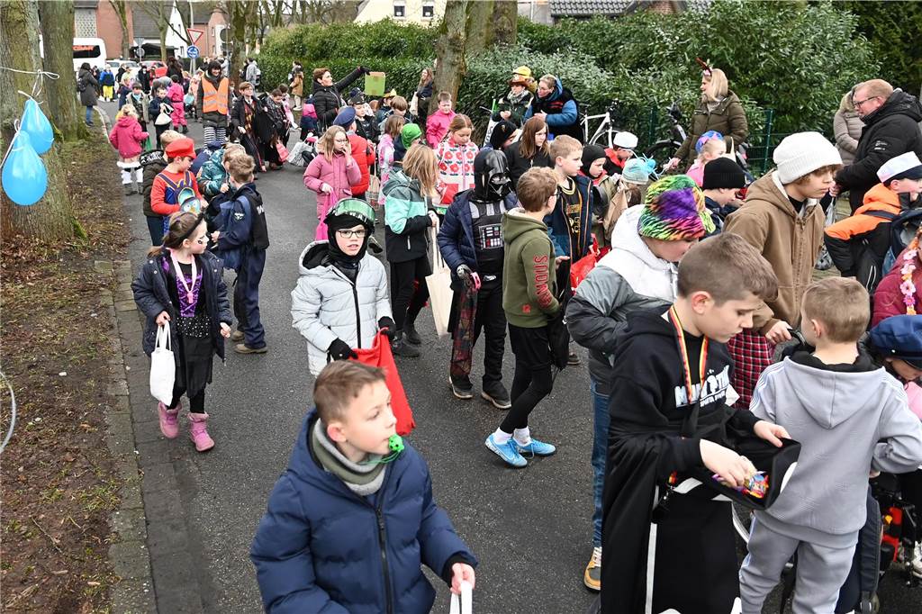 Vielen Eltern, Nachbarn und Verwandte hatten sich extra Zeit genommen f+r den Krachmacherumzug der Wittenbrinkschule, auch viele Passanten und Anwohner feuerten die jungen Narren kräftig an. Die Nachwuchs-Jecken freuten sich und hatten ihren Spaß. Die Erwachsenen ließen reichlich Bonbons, Popcorn und Süßigkeiten auf die Kids niederregnen.