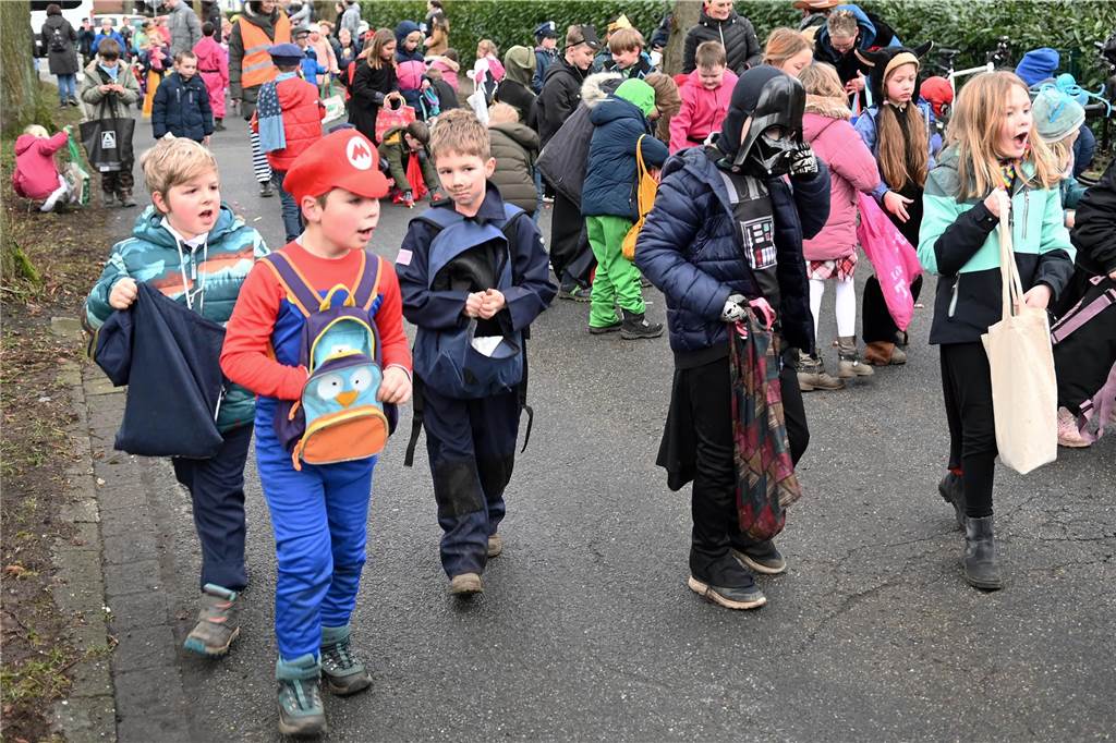 Vielen Eltern, Nachbarn und Verwandte hatten sich extra Zeit genommen f+r den Krachmacherumzug der Wittenbrinkschule, auch viele Passanten und Anwohner feuerten die jungen Narren kräftig an. Die Nachwuchs-Jecken freuten sich und hatten ihren Spaß. Die Erwachsenen ließen reichlich Bonbons, Popcorn und Süßigkeiten auf die Kids niederregnen.
