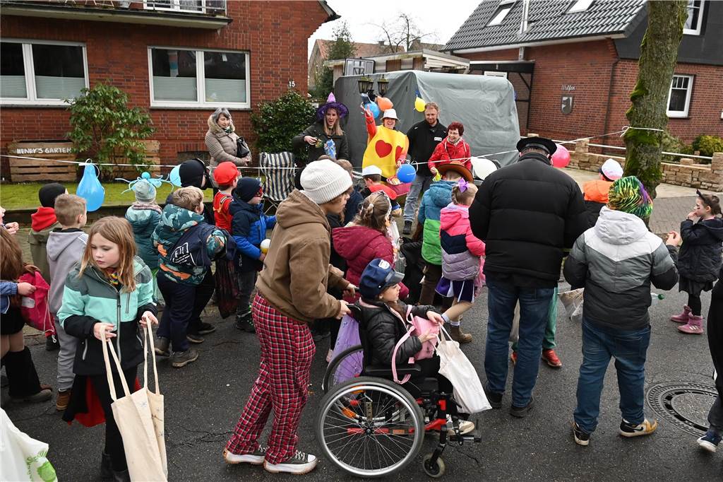 Vielen Eltern, Nachbarn und Verwandte hatten sich extra Zeit genommen f+r den Krachmacherumzug der Wittenbrinkschule, auch viele Passanten und Anwohner feuerten die jungen Narren kräftig an. Die Nachwuchs-Jecken freuten sich und hatten ihren Spaß. Die Erwachsenen ließen reichlich Bonbons, Popcorn und Süßigkeiten auf die Kids niederregnen.