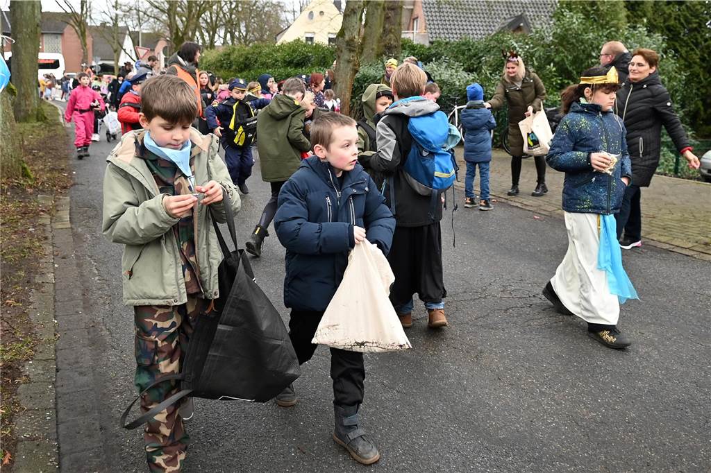 Vielen Eltern, Nachbarn und Verwandte hatten sich extra Zeit genommen f+r den Krachmacherumzug der Wittenbrinkschule, auch viele Passanten und Anwohner feuerten die jungen Narren kräftig an. Die Nachwuchs-Jecken freuten sich und hatten ihren Spaß. Die Erwachsenen ließen reichlich Bonbons, Popcorn und Süßigkeiten auf die Kids niederregnen.
