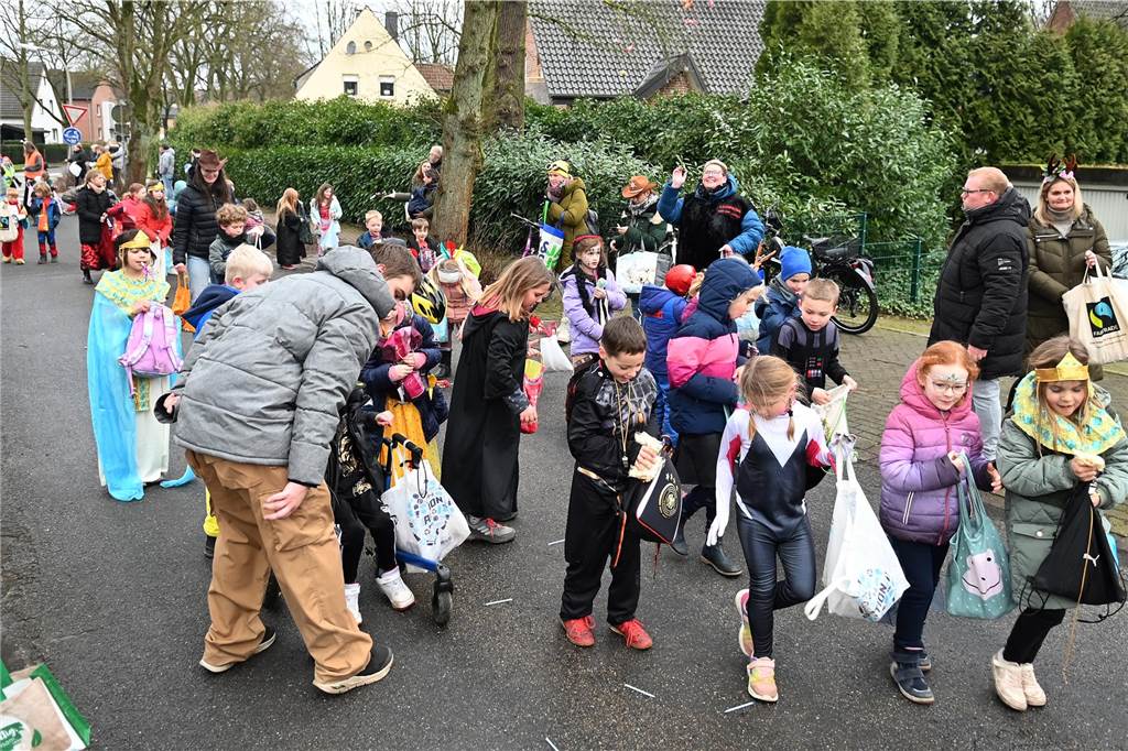 Vielen Eltern, Nachbarn und Verwandte hatten sich extra Zeit genommen f+r den Krachmacherumzug der Wittenbrinkschule, auch viele Passanten und Anwohner feuerten die jungen Narren kräftig an. Die Nachwuchs-Jecken freuten sich und hatten ihren Spaß. Die Erwachsenen ließen reichlich Bonbons, Popcorn und Süßigkeiten auf die Kids niederregnen.