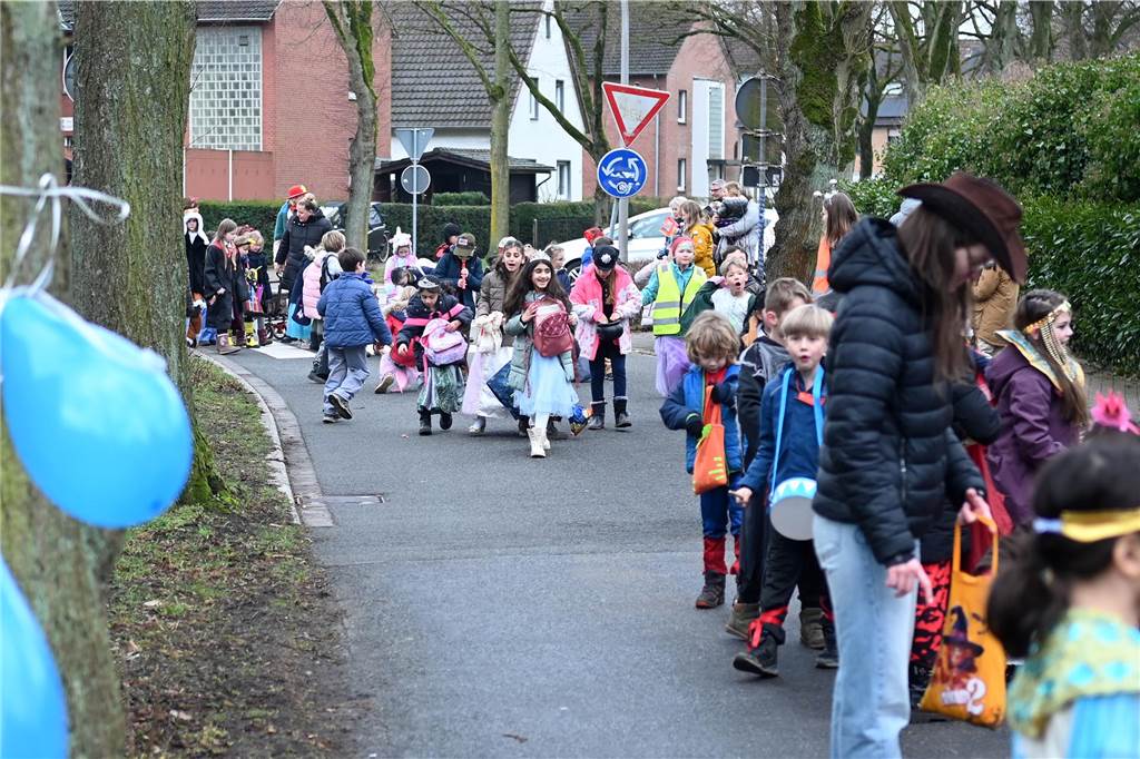 Vielen Eltern, Nachbarn und Verwandte hatten sich extra Zeit genommen f+r den Krachmacherumzug der Wittenbrinkschule, auch viele Passanten und Anwohner feuerten die jungen Narren kräftig an. Die Nachwuchs-Jecken freuten sich und hatten ihren Spaß. Die Erwachsenen ließen reichlich Bonbons, Popcorn und Süßigkeiten auf die Kids niederregnen.