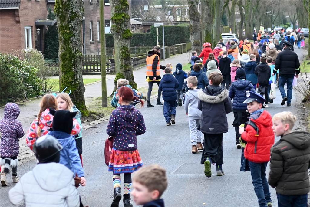 Vielen Eltern, Nachbarn und Verwandte hatten sich extra Zeit genommen f+r den Krachmacherumzug der Wittenbrinkschule, auch viele Passanten und Anwohner feuerten die jungen Narren kräftig an. Die Nachwuchs-Jecken freuten sich und hatten ihren Spaß. Die Erwachsenen ließen reichlich Bonbons, Popcorn und Süßigkeiten auf die Kids niederregnen.