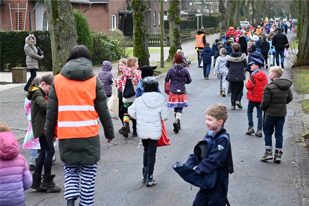 Vielen Eltern, Nachbarn und Verwandte hatten sich extra Zeit genommen f+r den Krachmacherumzug der Wittenbrinkschule, auch viele Passanten und Anwohner feuerten die jungen Narren kräftig an. Die Nachwuchs-Jecken freuten sich und hatten ihren Spaß. Die Erwachsenen ließen reichlich Bonbons, Popcorn und Süßigkeiten auf die Kids niederregnen.