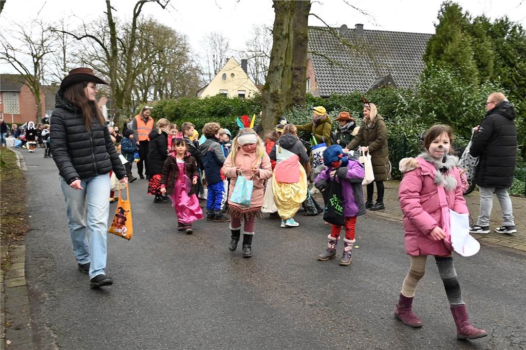 Vielen Eltern, Nachbarn und Verwandte hatten sich extra Zeit genommen f+r den Krachmacherumzug der Wittenbrinkschule, auch viele Passanten und Anwohner feuerten die jungen Narren kräftig an. Die Nachwuchs-Jecken freuten sich und hatten ihren Spaß. Die Erwachsenen ließen reichlich Bonbons, Popcorn und Süßigkeiten auf die Kids niederregnen.