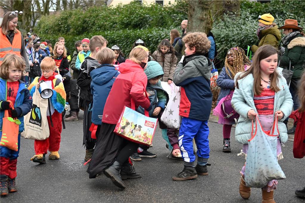 Vielen Eltern, Nachbarn und Verwandte hatten sich extra Zeit genommen f+r den Krachmacherumzug der Wittenbrinkschule, auch viele Passanten und Anwohner feuerten die jungen Narren kräftig an. Die Nachwuchs-Jecken freuten sich und hatten ihren Spaß. Die Erwachsenen ließen reichlich Bonbons, Popcorn und Süßigkeiten auf die Kids niederregnen.