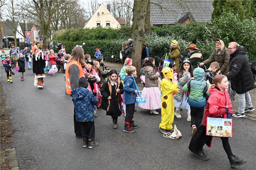 Vielen Eltern, Nachbarn und Verwandte hatten sich extra Zeit genommen f+r den Krachmacherumzug der Wittenbrinkschule, auch viele Passanten und Anwohner feuerten die jungen Narren kräftig an. Die Nachwuchs-Jecken freuten sich und hatten ihren Spaß. Die Erwachsenen ließen reichlich Bonbons, Popcorn und Süßigkeiten auf die Kids niederregnen.