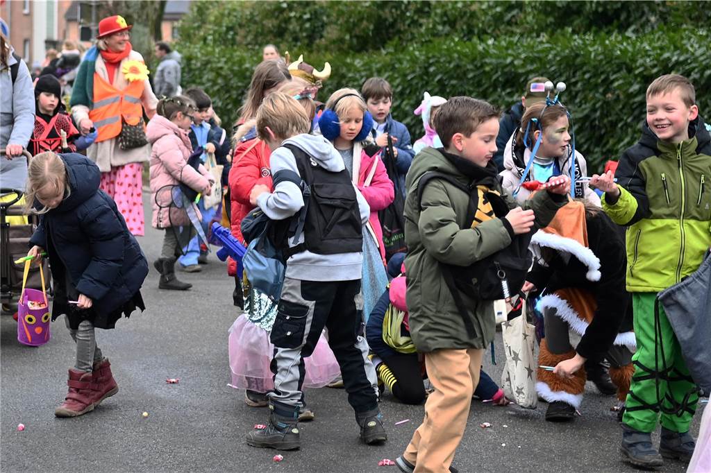Vielen Eltern, Nachbarn und Verwandte hatten sich extra Zeit genommen f+r den Krachmacherumzug der Wittenbrinkschule, auch viele Passanten und Anwohner feuerten die jungen Narren kräftig an. Die Nachwuchs-Jecken freuten sich und hatten ihren Spaß. Die Erwachsenen ließen reichlich Bonbons, Popcorn und Süßigkeiten auf die Kids niederregnen.