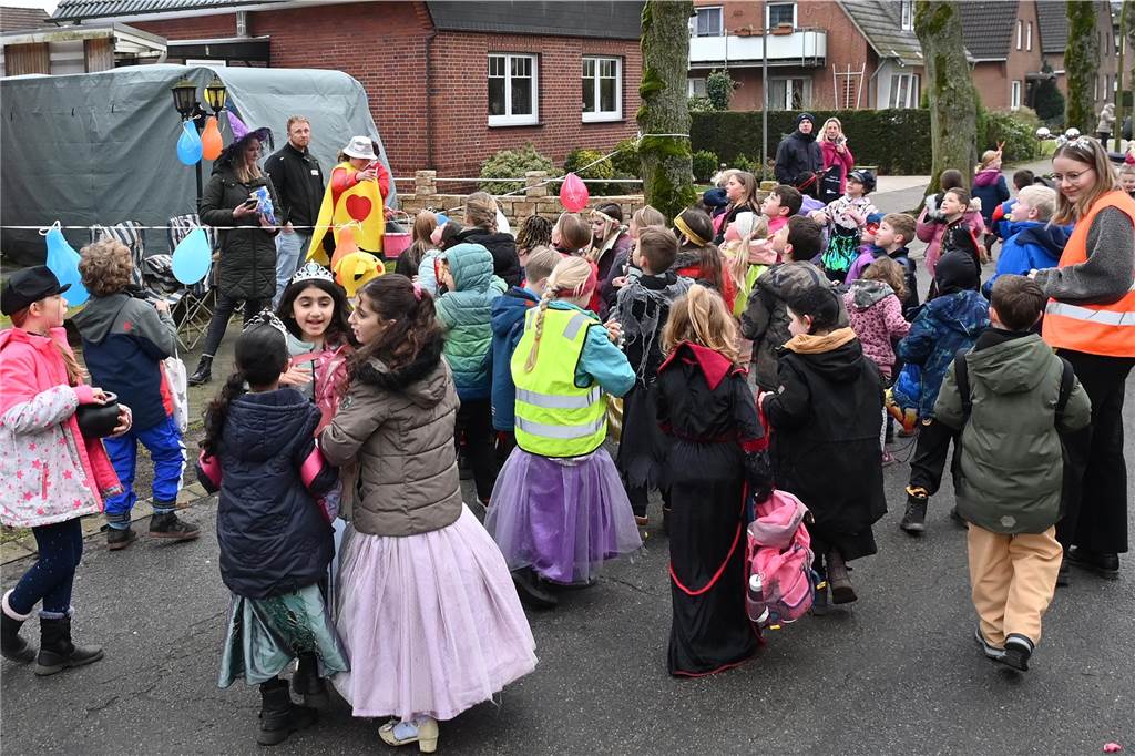 Vielen Eltern, Nachbarn und Verwandte hatten sich extra Zeit genommen f+r den Krachmacherumzug der Wittenbrinkschule, auch viele Passanten und Anwohner feuerten die jungen Narren kräftig an. Die Nachwuchs-Jecken freuten sich und hatten ihren Spaß. Die Erwachsenen ließen reichlich Bonbons, Popcorn und Süßigkeiten auf die Kids niederregnen.